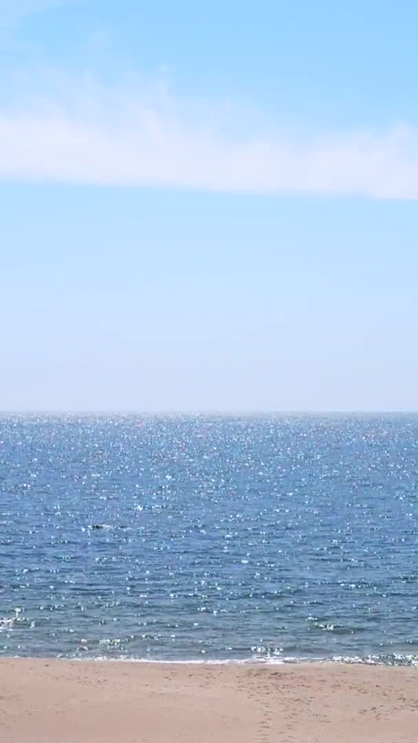 Zee Witte Zon Reflecties Geel Zandstrand Blauwe Lucht Hete Zonnige — Stockvideo