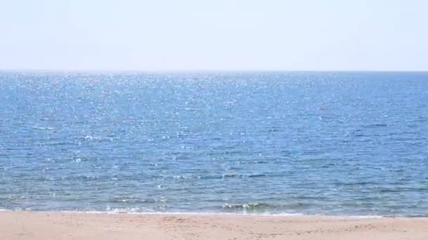 Hintergrund Meer Mit Weißen Sonnenreflexen Gelbem Sandstrand Und Blauem Himmel — Stockvideo