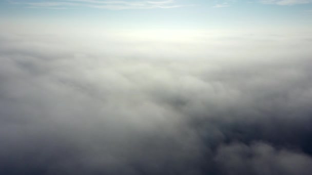 Повітряний Дрон Дивиться Політ Над Туманом Політ Між Білим Пухнастим — стокове відео