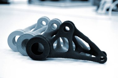 3D yazıcıya basılmış mankenler beyaz arkaplanda izole edilmiş. Nesnelerin ayrıntıları plastiğin yakın planından üç boyutlu yazıcıya basıldı. 3D yazıcı tarafından yapılan şekillerin prototipleri. Yeni modern baskı teknolojisi kavramı