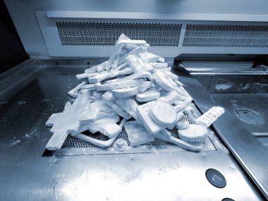 Laboratuvardaki beyaz plastik baruttan endüstriyel 3D yazıcıya basılmış nesneler ve modeller. Çoklu Jet Füzyon MJF 3D baskı. Otomatik katkı teknolojisi. Yeni teknolojiler 3D yazıcı