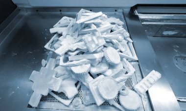 Laboratuvardaki beyaz plastik baruttan endüstriyel 3D yazıcıya basılmış nesneler ve modeller. Çoklu Jet Füzyon MJF 3D baskı. Otomatik katkı teknolojisi. Yeni teknolojiler 3D yazıcı