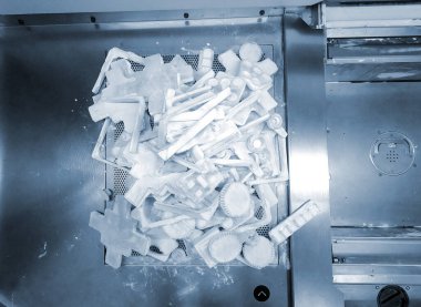 Laboratuvardaki beyaz plastik baruttan endüstriyel 3D yazıcıya basılmış nesneler ve modeller. Çoklu Jet Füzyon MJF 3D baskı. Otomatik katkı teknolojisi. Yeni teknolojiler 3D yazıcı