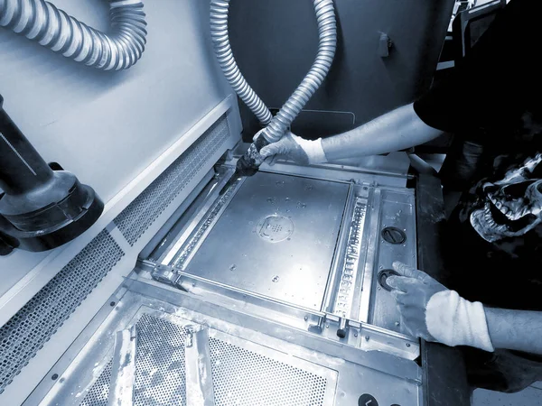 Male Worker Cleans Surface Industrial Printer White Powder Vacuum Cleaner — Zdjęcie stockowe