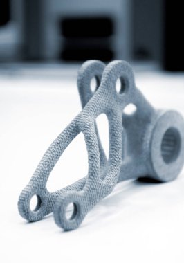 Laboratuvar ofisindeki 3D yazıcıya basılmış bir model. Plastik kapaktan 3D yazıcıya basılmış nesne. 3D yazıcıda yapılmış bir prototip. Yeni modern baskı teknolojisi kavramı. Çoklu Jet Füzyonu