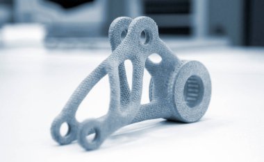 Laboratuvar ofisindeki 3D yazıcıya basılmış bir model. Plastik kapaktan 3D yazıcıya basılmış nesne. 3D yazıcıda yapılmış bir prototip. Yeni modern baskı teknolojisi kavramı. Çoklu Jet Füzyonu