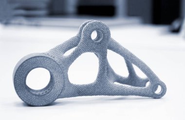 Laboratuvar ofisindeki 3D yazıcıya basılmış bir model. Plastik kapaktan 3D yazıcıya basılmış nesne. 3D yazıcıda yapılmış bir prototip. Yeni modern baskı teknolojisi kavramı. Çoklu Jet Füzyonu