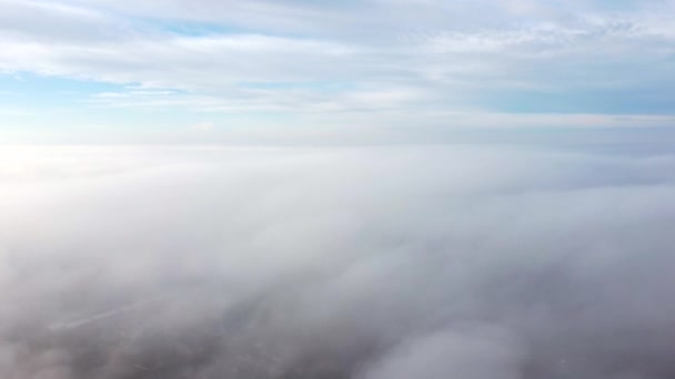 Voo Visão Aérea Drones Sobre Nevoeiro Voo Entre Névoa Fofa — Vídeo de Stock
