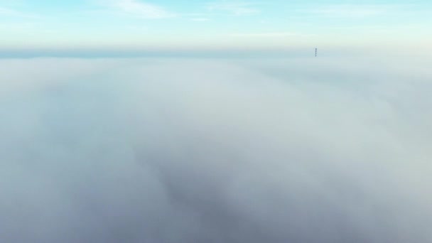 空中无人侦察机在雾中飞行 在白色的蓬松的雾气和蓝天的云彩之间穿梭 自然抽象的背景 多云的天气 上视图雾的运动 时间流逝 — 图库视频影像