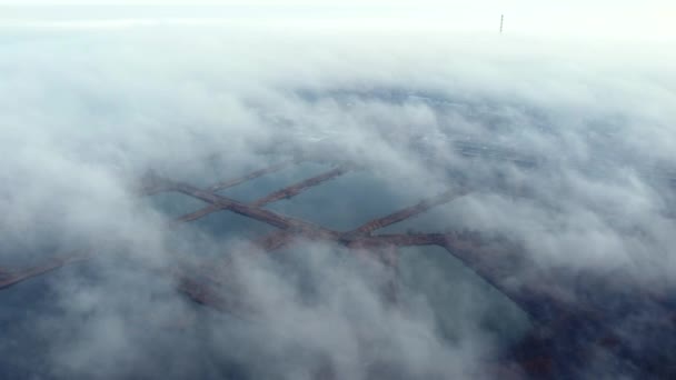 Luchtdrone Uitzicht Vlucht Witte Wolken Van Mist Kunstmatig Gecreëerde Meren — Stockvideo