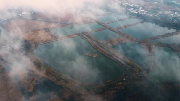 Drohnenflüge Aus Der Luft Über Weißen Nebelwolken Und Künstlich Angelegten — Stockvideo