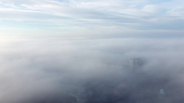 Letecký Bezpilotní Let Nad Mlhou Střechami Budov Městě Pod Bílými — Stock video