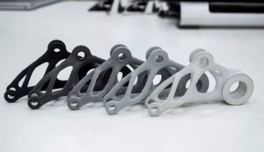 Laboratuvar ofisindeki 3D yazıcıya siyah beyaz gri modeller basılmış. Nesneler plastikten 3D yazıcıya basılmış. 3D yazıcıdan yapılmış prototipler. Yeni modern baskı teknolojisi kavramı. Çoklu Jet Füzyonu