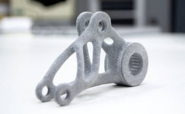 Gri model laboratuvar ofisindeki 3D yazıcıya basılmış. Nesneler plastikten 3D yazıcıya basılmış. 3D yazıcıda yapılmış bir prototip. Yeni modern baskı teknolojisi kavramı. Çoklu Jet Füzyonu