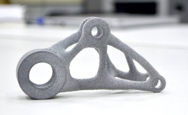 Gri model laboratuvar ofisindeki 3D yazıcıya basılmış. Nesneler plastikten 3D yazıcıya basılmış. 3D yazıcıda yapılmış bir prototip. Yeni modern baskı teknolojisi kavramı. Çoklu Jet Füzyonu