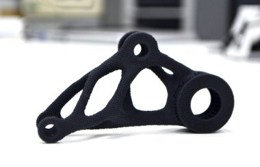 Laboratuvar ofisindeki 3D yazıcıya siyah model basılmış. Nesneler plastikten 3D yazıcıya basılmış. 3D yazıcıda yapılmış bir prototip. Yeni modern baskı teknolojisi kavramı. Çoklu Jet Füzyonu