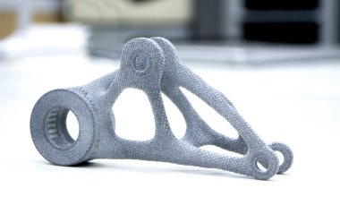 Gri model laboratuvar ofisindeki 3D yazıcıya basılmış. Nesneler plastikten 3D yazıcıya basılmış. 3D yazıcıda yapılmış bir prototip. Yeni modern baskı teknolojisi kavramı. Çoklu Jet Füzyonu