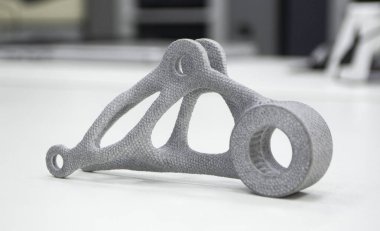 Gri model laboratuvar ofisindeki 3D yazıcıya basılmış. Nesneler plastikten 3D yazıcıya basılmış. 3D yazıcıda yapılmış bir prototip. Yeni modern baskı teknolojisi kavramı. Çoklu Jet Füzyonu
