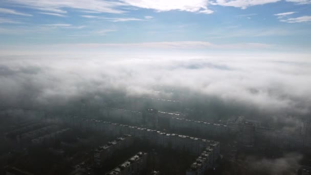 Повітряний Дрон Дивиться Політ Над Хмарами Туман Будівлі Даху Місті — стокове відео