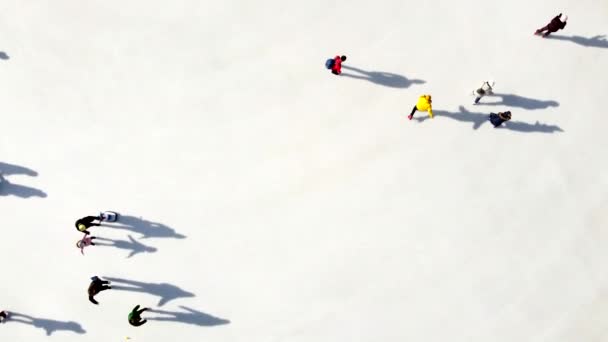 Viele Menschen Laufen Einem Sonnigen Wintertag Auf Einer Weißen Freiluft — Stockvideo