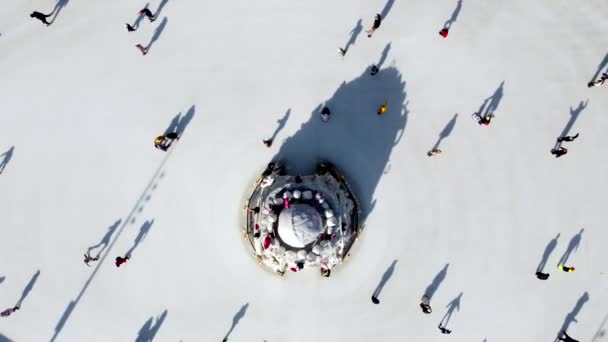 Veel Mensen Schaatsen Een Witte Buitenijsbaan Stad Een Zonnige Winterdag — Stockvideo