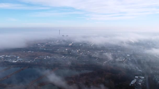 Luchtdrone Zicht Vlucht Wolken Mist Gebouwen Industrieel Gebied Stad Onder — Stockvideo