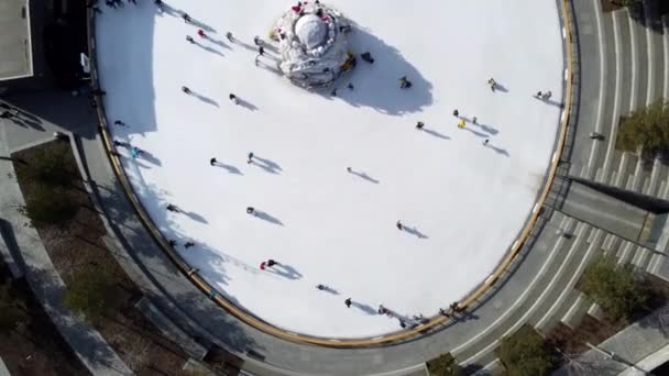 Veel Mensen Schaatsen Een Witte Buitenijsbaan Stad Een Zonnige Winterdag — Stockvideo