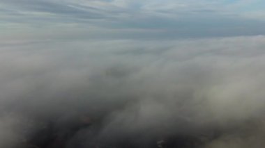 Sis üzerinde uçan insansız hava aracı. Güneşli bir günde beyaz pofuduk sis ve gökyüzündeki bulutlar arasında uçmak. Doğal soyut arka plan. Hava bulutlu. Atmosfer. Üst görünüm sis hareketi. Panoramik görünüm