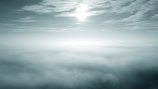 空中无人侦察机在雾中飞行 在白茫茫雾 蓝天云彩和阳光灿烂的日子之间穿梭 自然抽象的背景 多云的天气 顶视图雾运动 — 图库视频影像