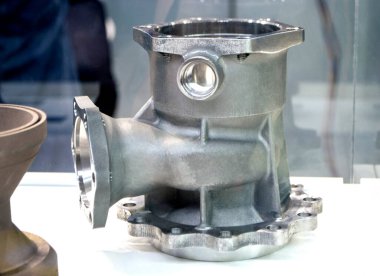Büyük bir endüstriyel parçanın metal kapsama alanındaki 3 boyutlu yazıcıya basılmış modeli. Yeni modern yenilikçi katkı maddesi 3 boyutlu baskı teknolojisi. Endüstriyel fabrika metalcilik endüstrisi