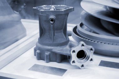 Büyük bir endüstriyel parçanın metal kapsama alanındaki 3 boyutlu yazıcıya basılmış modeli. Yeni modern yenilikçi katkı maddesi 3 boyutlu baskı teknolojisi. Endüstriyel fabrika metalcilik endüstrisi