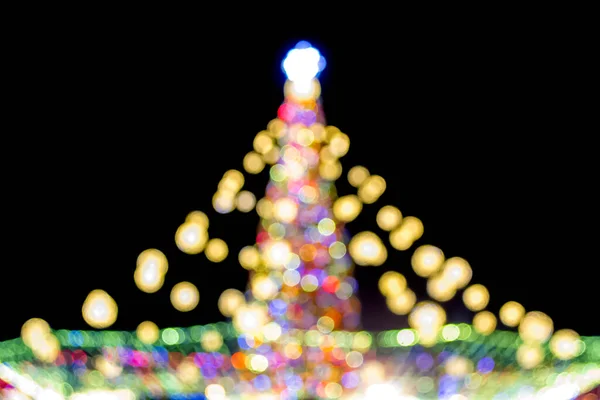 Velký Novoroční Vánoční Stromeček Zdobený Světélkujícími Pestrobarevnými Věnci Osvětlením Noci — Stock fotografie