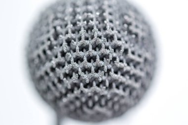 Metal makro için 3D yazıcıya basılmış mankenler. Nesne yüzeye yakın çekim. Metal 3D yazıcıda bir düzen oluşturuldu. Yeni modern yenilikçi katkı maddesi 3 boyutlu baskı teknolojisi. Prototip, Endüstriyel üretim