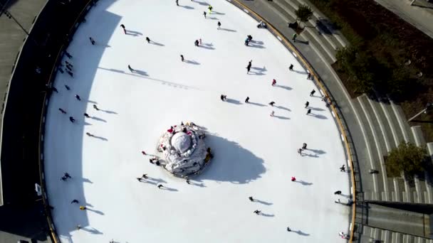 Banyak Orang Berseluncur Gelanggang Putih Kota Pada Hari Musim Dingin — Stok Video