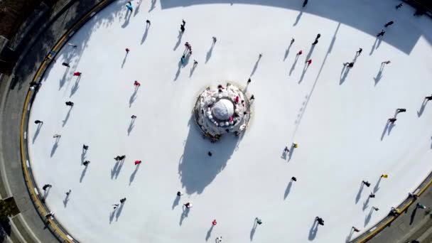 Veel Mensen Schaatsen Een Witte Buitenijsbaan Stad Een Zonnige Winterdag — Stockvideo