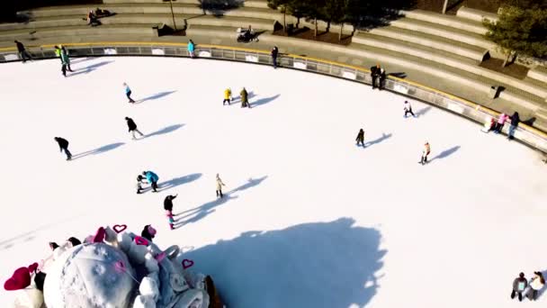 Many People Skating White Outdoor Ice Rink City Sunny Winter — 图库视频影像