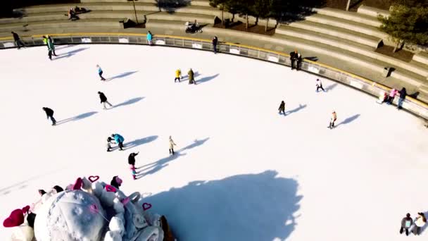 Many People Skating White Outdoor Ice Rink City Sunny Winter — Vídeo de Stock