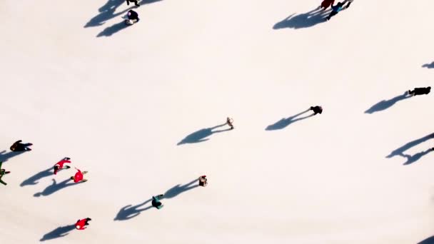 Many People Skating White Outdoor Ice Rink City Sunny Winter — ストック動画