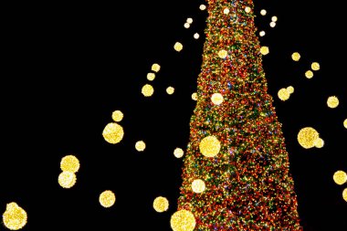 Güzel Noel ağacı ve yılbaşı ağacı gece karanlığında yanıp sönen çelenkler ve ışıklar süsledi. Yanıp sönen ışıkları olan Noel ağacı. Yılbaşı ve Noel tatili