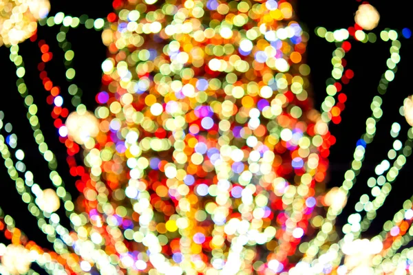 Velký Novoroční Vánoční Stromeček Zdobený Světélkujícími Pestrobarevnými Věnci Osvětlením Noci — Stock fotografie