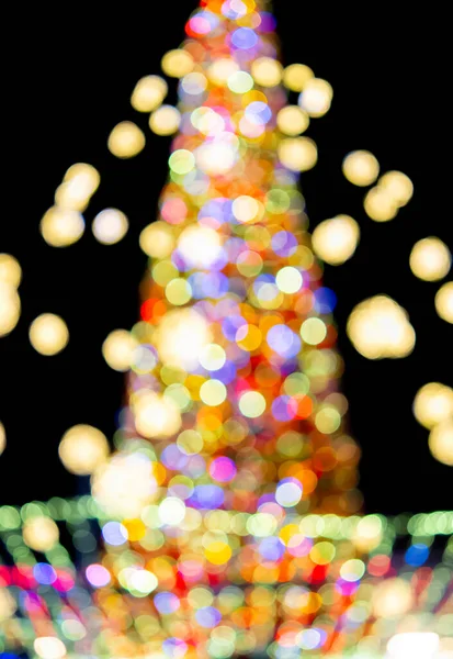 Großer Silvesterbaum Geschmückt Mit Leuchtenden Bunten Girlanden Und Nächtlicher Beleuchtung — Stockfoto