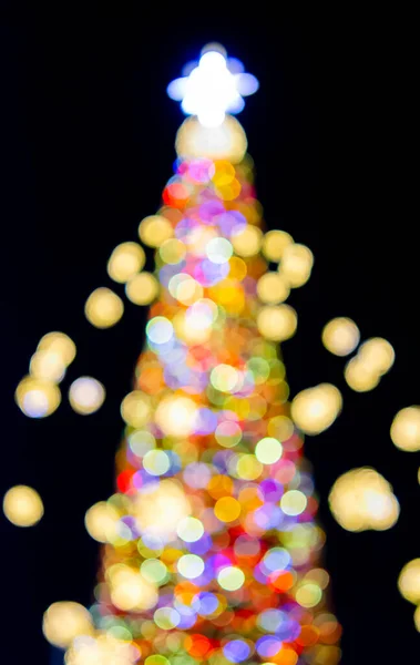 Grote Nieuwjaarskerstboom Versierd Met Lichtgevende Veelkleurige Bloemenslingers Verlichting Nachts Kerstboom — Stockfoto