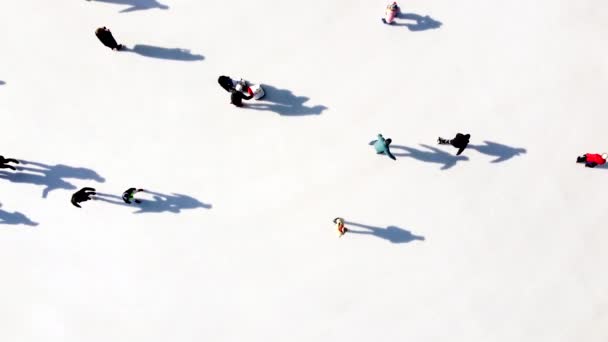 Багато Людей Катаються Білому Відкритому Ковзанці Місті Сонячний Зимовий День — стокове відео