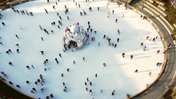 Many People Skating White Outdoor Ice Rink City Winter Day — Vídeo de Stock
