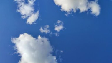 Zaman ayarlı. Mavi gökyüzünde beyaz bulutların hızlı hareketi. Güzel doğal arka plan. Hava, atmosfer. Doğa, ekoloji, çevre koruma, iklim değişikliği, küresel ısınma kavramı