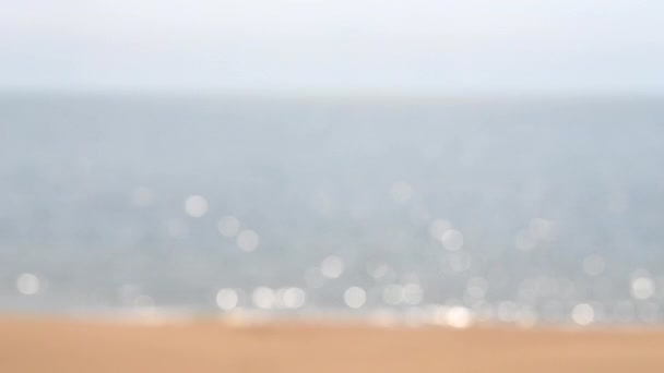Розмитий Фон Морські Морські Хвилі Піщаний Пляж Небо Біле Сонце — стокове відео