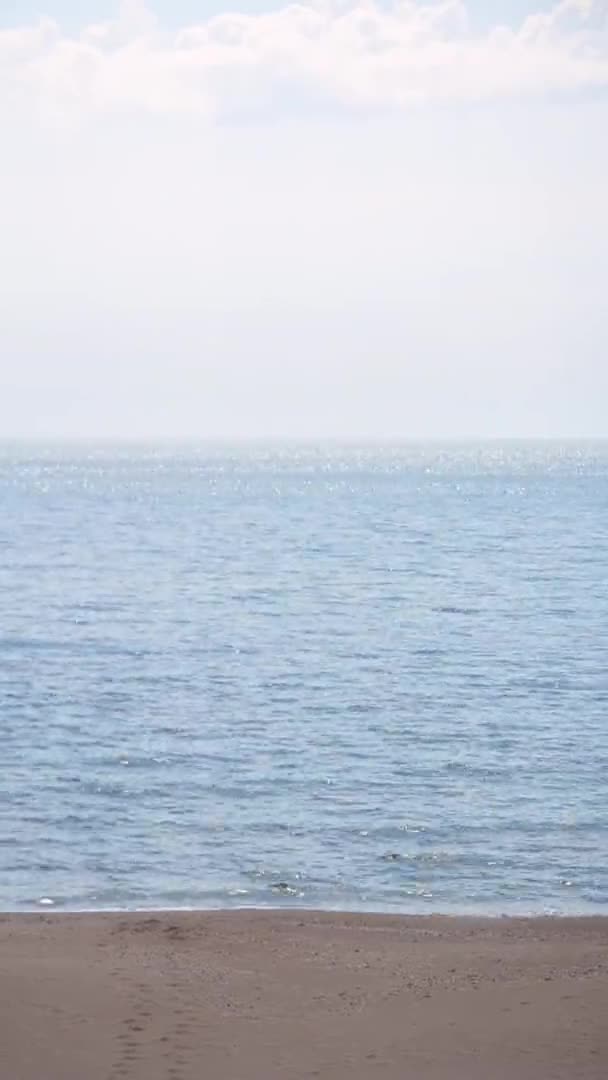 Achtergrond Zee Zee Golven Zandstrand Lucht Witte Zonnevlekken Zeewater Zomer — Stockvideo