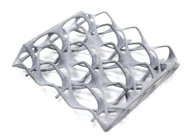 Beyaz arkaplanda izole edilmiş 3D yazıcıya yazdırılmış bir model. Plastik kapaktan üç boyutlu yazıcıya yazılan nesne detayları. 3D yazıcı tarafından yapılan prototip. Yeni modern baskı teknolojisi kavramı