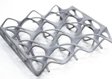 Beyaz arkaplanda izole edilmiş 3D yazıcıya yazdırılmış bir model. Plastik kapaktan üç boyutlu yazıcıya yazılan nesne detayları. 3D yazıcı tarafından yapılan prototip. Yeni modern baskı teknolojisi kavramı