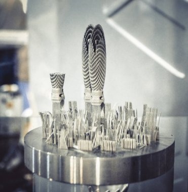 Metal 3D yazıcıya yakın plan basılmış. Nesne lazer sindirim makinesine basılmış. Metal tozundan modern 3D yazıcı baskısı. Kavramsal katkı maddesi DMLS, SLM, SLS